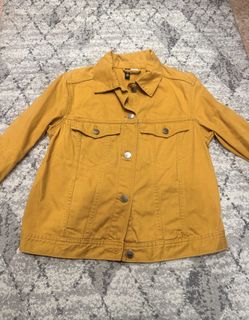 (Category: ) located in . Submitted by wardrobeforher (Listing ID 1467750116, Image 1). Description: .