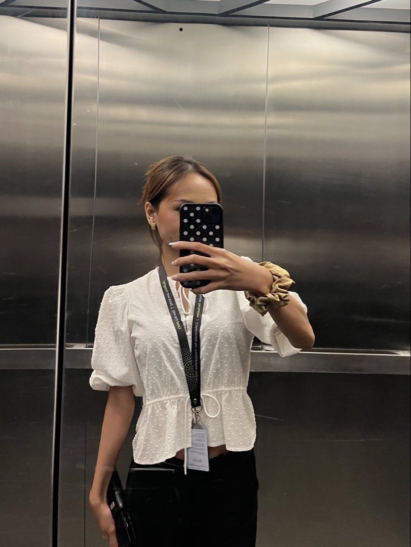 H&M Poplin Peplum Tie Front Blouse Top (Category: Blouses) located in Santa Rosa. Submitted by tokyomission (Listing ID 1461227713, Image 2). Description: - Ganni-inspired Poplin Peplum Puff Sleeve Tie Front Blouse - 10/10 in excellent condition ⭐️ - perfect for summer or brunch dates size: XS.
