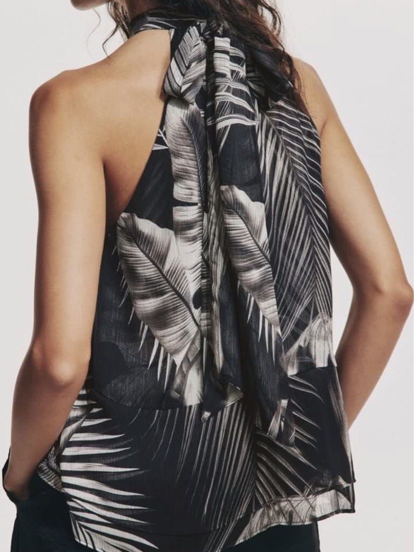 h&m printed halter top (Category: Sleeveless) located in Quezon City. Submitted by declutteringgn (Listing ID 1467672158, Image 2). Description: cute n high qual!! bought here in carousell, selling cos i just used it for an event.