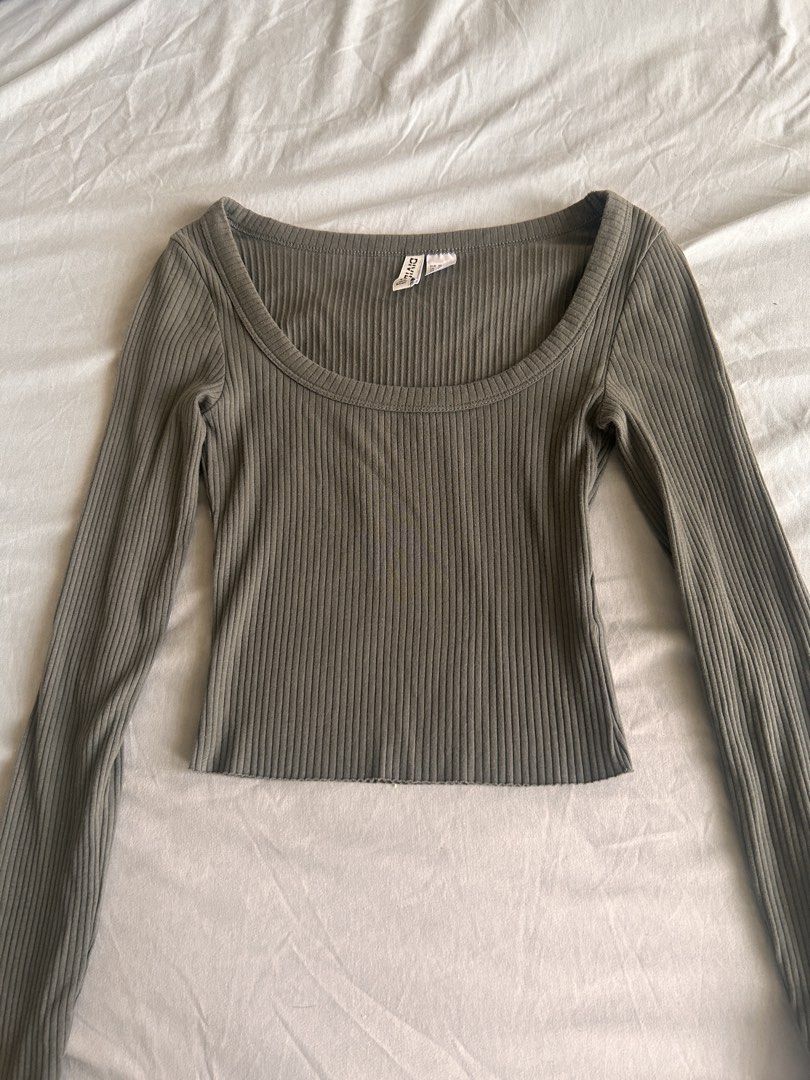 H&M Ribbed Long Sleeve Top (Category: Longsleeves) located in Paranaque City. Submitted by rabbitfromahat (Listing ID 1467635033, Image 1). Description: - Brand: H&M Divided - Style: Ribbed long sleeve top with a flattering scoop neckline - Fit: Fitted silhouette with great stretch - Color: Dark greyish-green - Size: XS - Condition: Great basic layer for cooler weather.