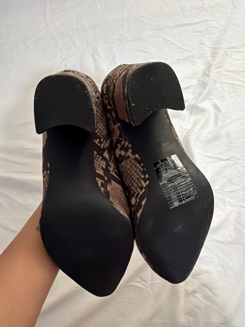 H&M Snake Print Heels Size 35 (Category: Heels) located in Pasig City. Submitted by _missdee (Listing ID 1467669437, Image 2). Description: - Brand: H&M - Size: 35 (printed on inner sole) - Pattern: Trendy brown snake print - Design: Pointed toe with medium heel - Style: Easy slip-on.