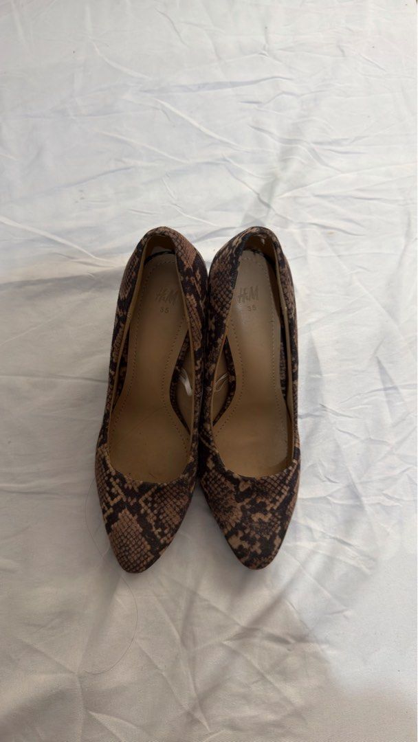 H&M Snake Print Heels Size 35 (Category: Heels) located in Pasig City. Submitted by _missdee (Listing ID 1467669437, Image 1). Description: - Brand: H&M - Size: 35 (printed on inner sole) - Pattern: Trendy brown snake print - Design: Pointed toe with medium heel - Style: Easy slip-on.
