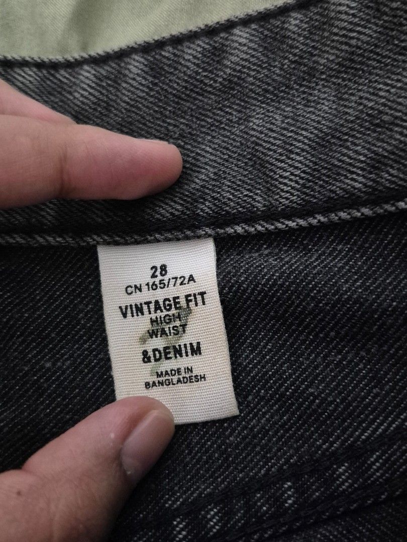 H&M Straight cut Vintage Denim (Category: Jeans) located in Caloocan City. Submitted by r.aconnel (Listing ID 1467650880, Image 3). Description: H&M Vintage Straight cut Jeans - Never been used.