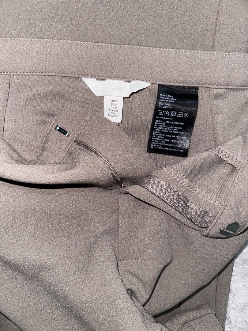 H&M trouser pants (Category: Other Bottoms) located in Cavite. Submitted by chicfinds.slay (Listing ID 1466966237, Image 3). Description: ✨ in almost new condition/used once ✨flowy crepe (bagsak tela) cloth texture ✨best fit 27-29waistline/can fit up to semi medium ✨easy to pair in any ootd very aesthetic vibe Good for formal corporate vibe ✨comfy,versatile, and a bit stretchy.