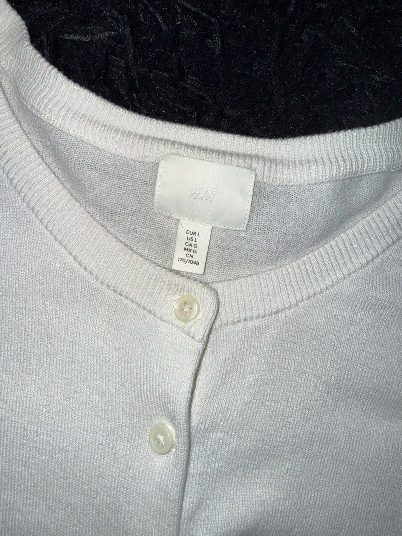 H&M White Button-Up Cardigan Size L (Category: Coats, Jackets and Outerwear) located in Manila. Submitted by clalala.fire (Listing ID 1467722450, Image 2). Description: .