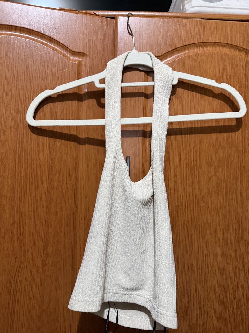 H&M White halter neck ribbed crop top (Category: Sleeveless) located in Muntinlupa City. Submitted by biancaagbscloset (Listing ID 1467811124, Image 1). Description: - Color: White - Style: Halter neck crop top with slim neck wraps - Fabric: Soft, stretchy ribbed knit - Fit: Slim, cropped length - Versatility: Great wardrobe basic for warm weather; pairs easily with high-waisted jeans or skirts.
