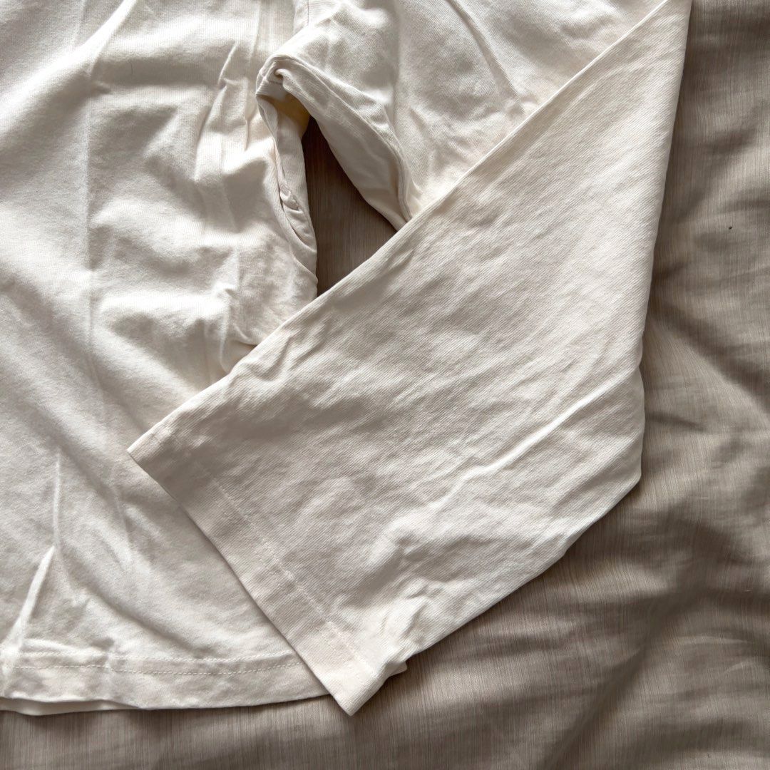 H&M White Long Sleeve Tee Size M (Category: Longsleeves) located in Pasig City. Submitted by jenscloset86 (Listing ID 1467644108, Image 3). Description: Brand: H&M Size: Medium Color: Off-White • Worn ONCE only. • No damage. • Flaw: light stain in the middle front (see photo) Measurement (in inches): Length: 22” Bust: 37” Shoulder: 20” Sleeve: 20”.