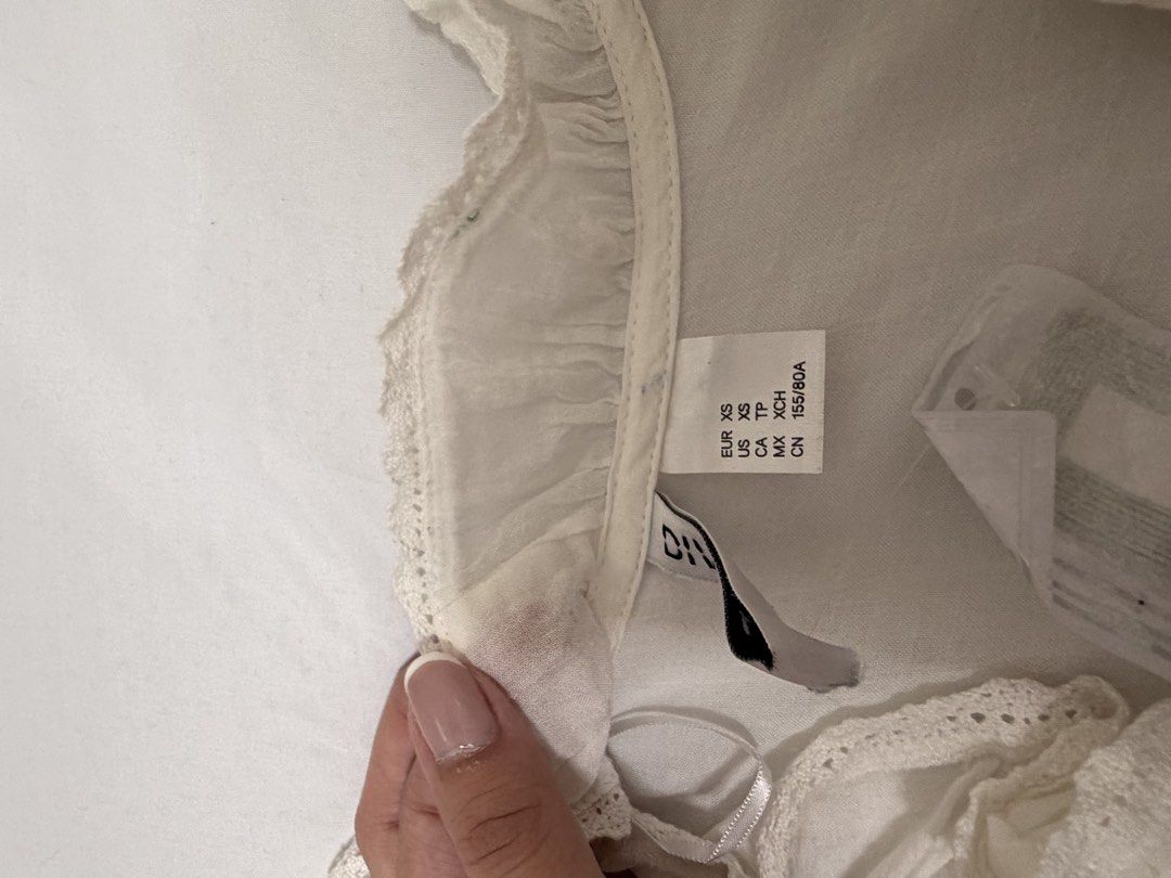 H&M White Top (Category: Blouses) located in Santa Rosa. Submitted by decluttering_. (Listing ID 1467610446, Image 3). Description: .