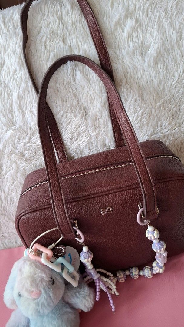 HOLB LULU 25 PU BURGUNDY (Category: Tote Bags) located in Iloilo. Submitted by fashion_for_uph (Listing ID 1467650487, Image 2). Description: HOLB LULU 25 PU BURGUNDY PRELOVED BUT WELL-LOVED WITH Dustbag and Ecobag 100% ORIGINAL NO FLAWS, LIKE NEW Original Price: 1690 Baht (Php 3150) Selling Price: Php 2200 Actual photo posted. *CHARM NOT INCLUDED Meet-Up: every Sunday only in SM City from 1:30-2pm For RIDER: location, Tagbak No SPECIAL MEET-UP. 