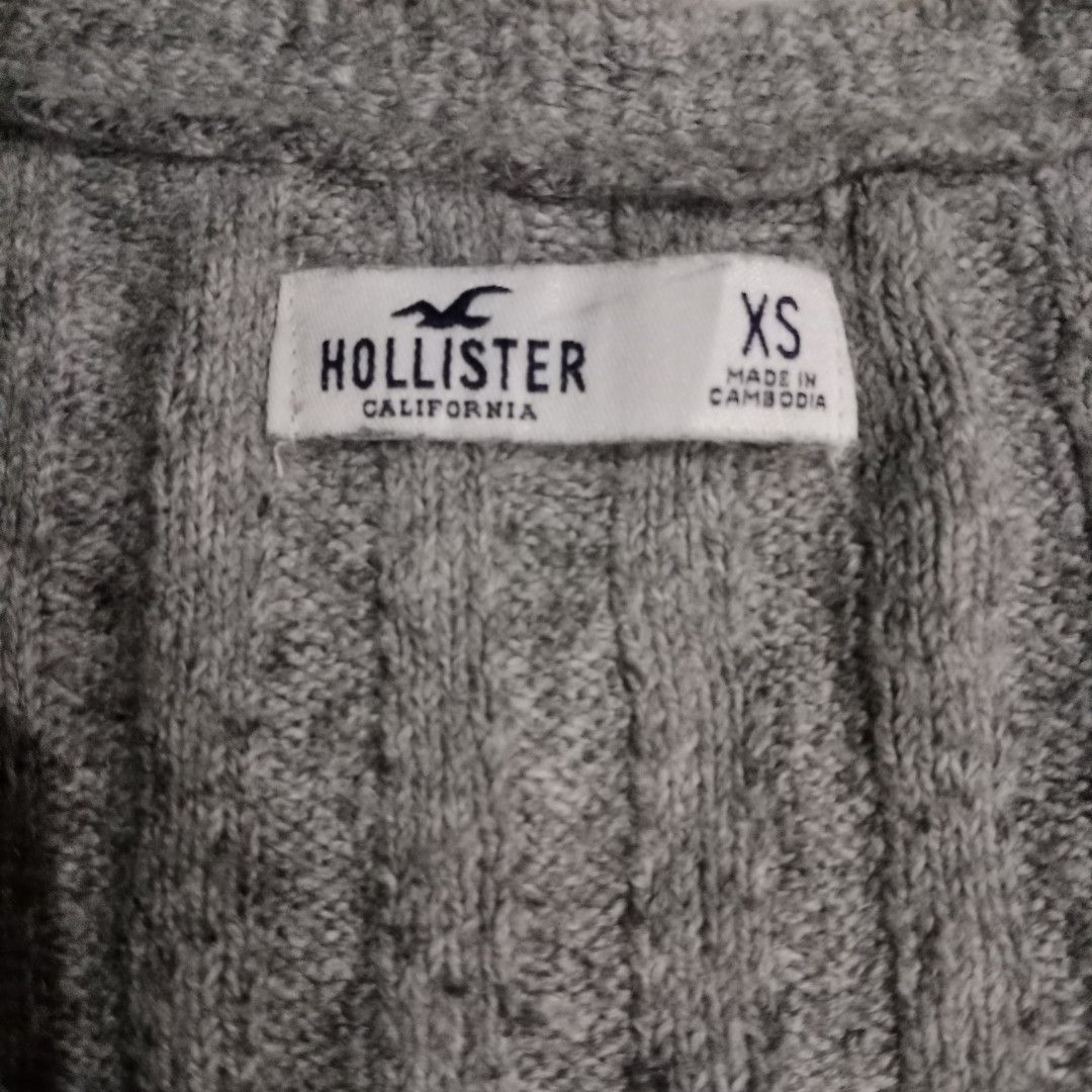 Hollister Gray Knitted Wrap Top (Category: Longsleeves) located in Santa Rosa. Submitted by ashescrochets (Listing ID 1467734658, Image 2). Description: XS on tag🩶.
