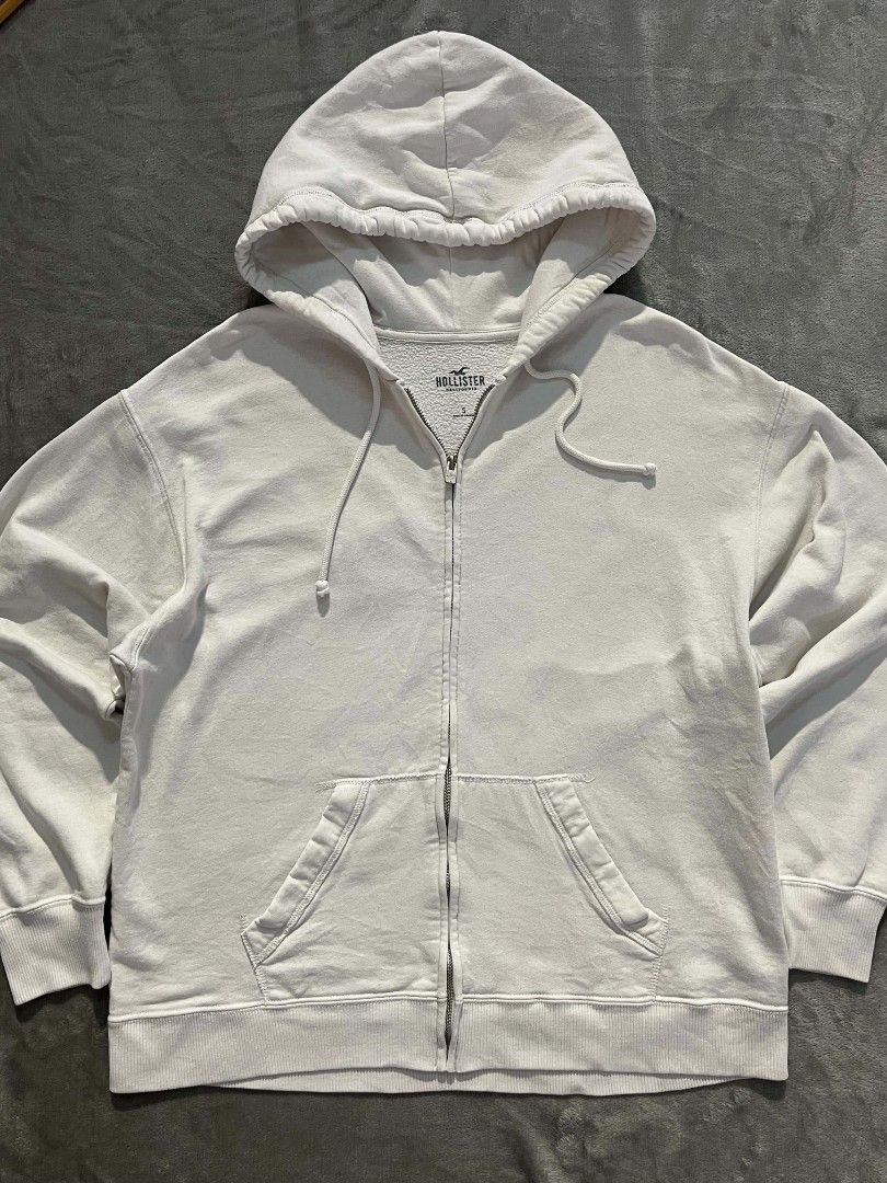 Hollister Hoodie (Category: Coats, Jackets and Outerwear) located in Manila. Submitted by zenwind_3cdc42 (Listing ID 1467651890, Image 1). Description: •Hollister Premium White Hoodie • Asnew Condition • Ready to use // No minimal issue • Ship via J&T // Payment thru Gcash.