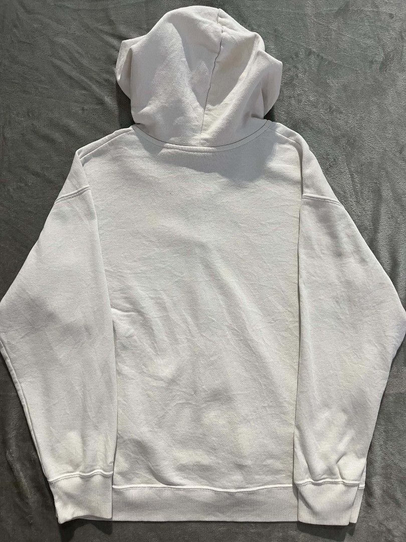 Hollister Hoodie (Category: Coats, Jackets and Outerwear) located in Manila. Submitted by zenwind_3cdc42 (Listing ID 1467651890, Image 2). Description: •Hollister Premium White Hoodie • Asnew Condition • Ready to use // No minimal issue • Ship via J&T // Payment thru Gcash.
