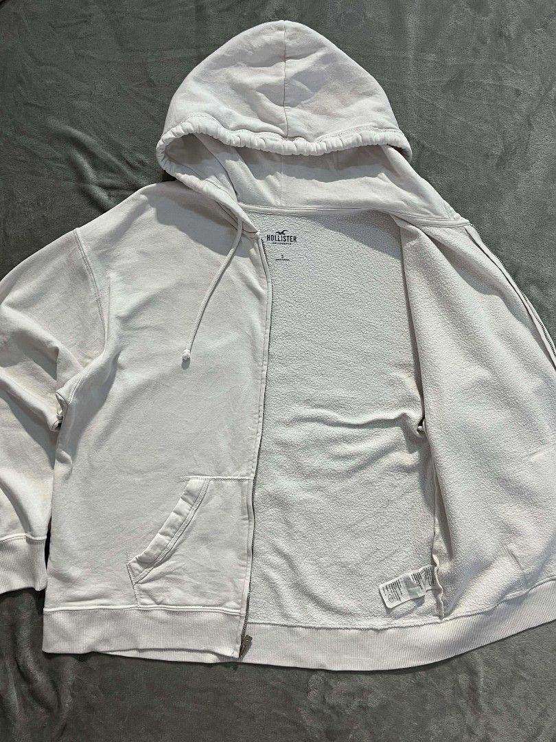 Hollister Hoodie (Category: Coats, Jackets and Outerwear) located in Manila. Submitted by zenwind_3cdc42 (Listing ID 1467651890, Image 3). Description: •Hollister Premium White Hoodie • Asnew Condition • Ready to use // No minimal issue • Ship via J&T // Payment thru Gcash.