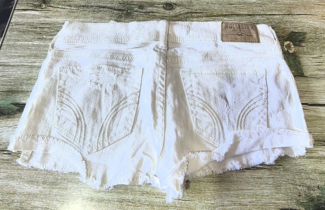 Hollister Micro Mini Shorts (Category: Shorts) located in Mexico. Submitted by hele_blushandthrift (Listing ID 1467644854, Image 3). Description: Bundle of 2. White is beaded with nice details. Almost new condition for both..