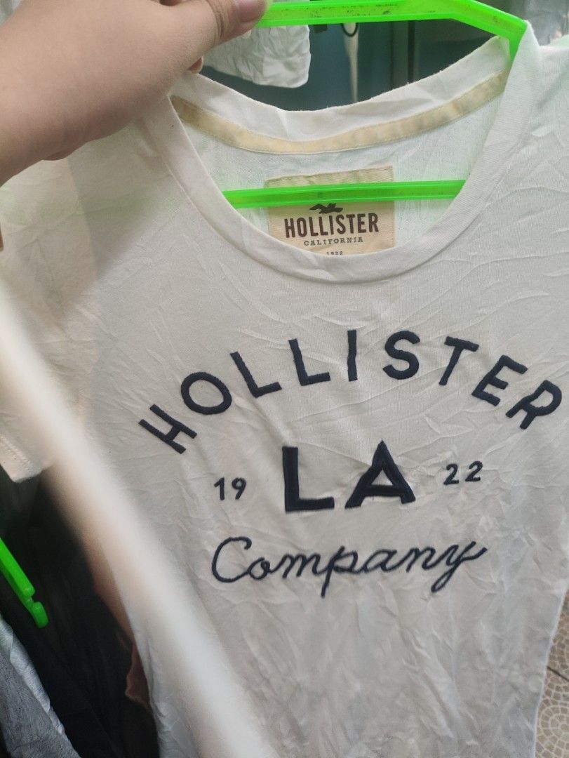 HOLLISTER XS WHITE TSHIRT (Category: Shirts) located in Manila. Submitted by swiftturtle_181004 (Listing ID 1467687190, Image 3). Description: its thrifted but no issue or stains Can stretch up to MEDIUM size (Fitted) (Meet up includes additional 30 pesos since the fare isn't cheap, PM me if pick up in parañaque).