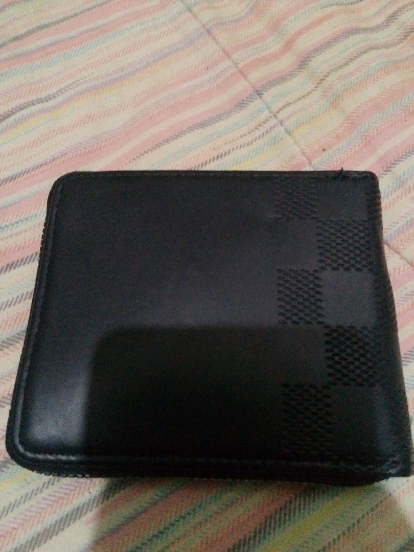 Holo Wallet (Category: Luxury Bags & Wallets) located in Manila. Submitted by joelgarcia.0000 (Listing ID 1467634604, Image 2). Description: .