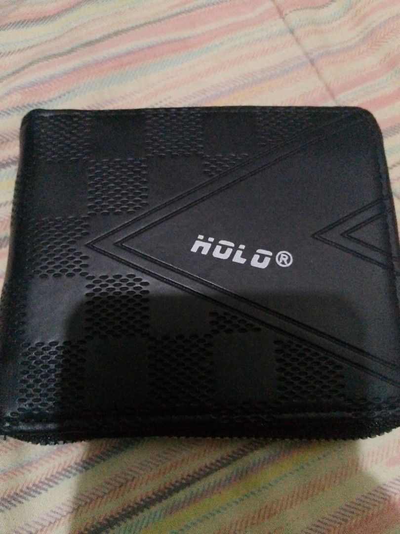 Holo Wallet (Category: Luxury Bags & Wallets) located in Manila. Submitted by joelgarcia.0000 (Listing ID 1467634604, Image 1). Description: .