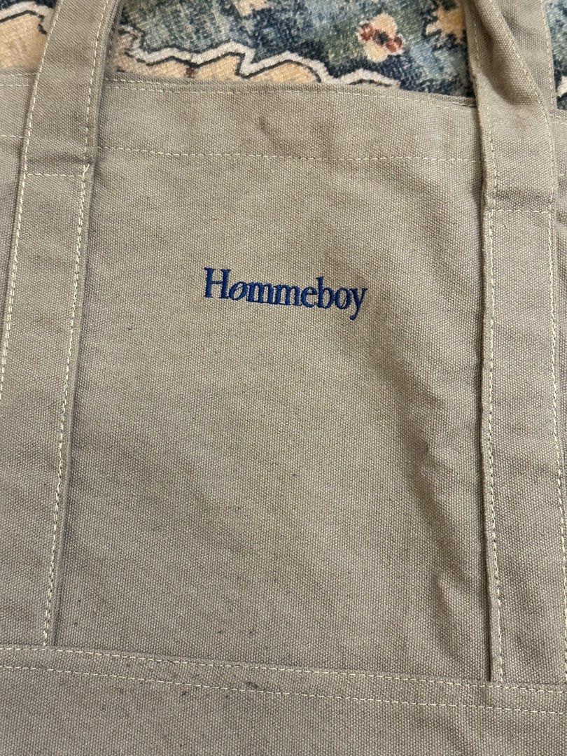 Hommeboy totebag (Category: Tote Bags) located in Makati City. Submitted by rosh_m (Listing ID 1467726953, Image 2). Description: No issues Not using it anymore.