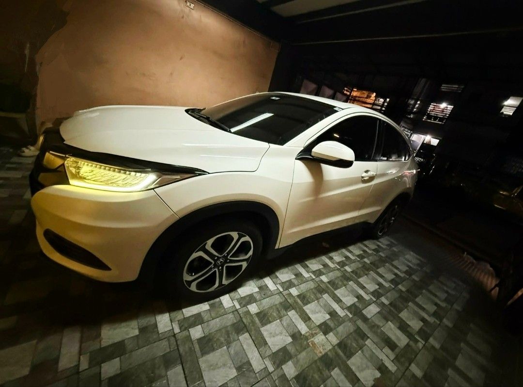 Honda HR-V sub-compact crossover Auto (Category: Used Cars) located in Manila. Submitted by fastwolf_3c06c8 (Listing ID 1467647042, Image 3). Description: pabenta only!! pass sa swap or trade in pass sa mga barat lalo buynsell may agents fee po tau pag mabili nyo owkie... 2018 Honda HRV push start button automatic fresh in out all orig lahat accident flood free legit 1st owner seller mismo complete legal docx used yet not abused dm for viewing is