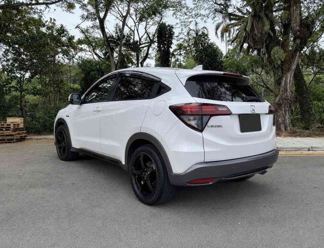 Honda Vezel Hybrid 1.5 X [2016 FL] (A) (Category: Used Cars) located in Singapore. Submitted by carousell_certified_partners (Listing ID 1466042664, Image 3). Description: Comes with engine/gearbox/Hybrid battery warranty till end of drive! Equipped with Advan TC4 rims, 18'' tyres. Non PHV unit! 100% quality buy! Very well maintained by previous owner, fuel efficient and low maintenance with cheap road tax. Flexible financing available with high 