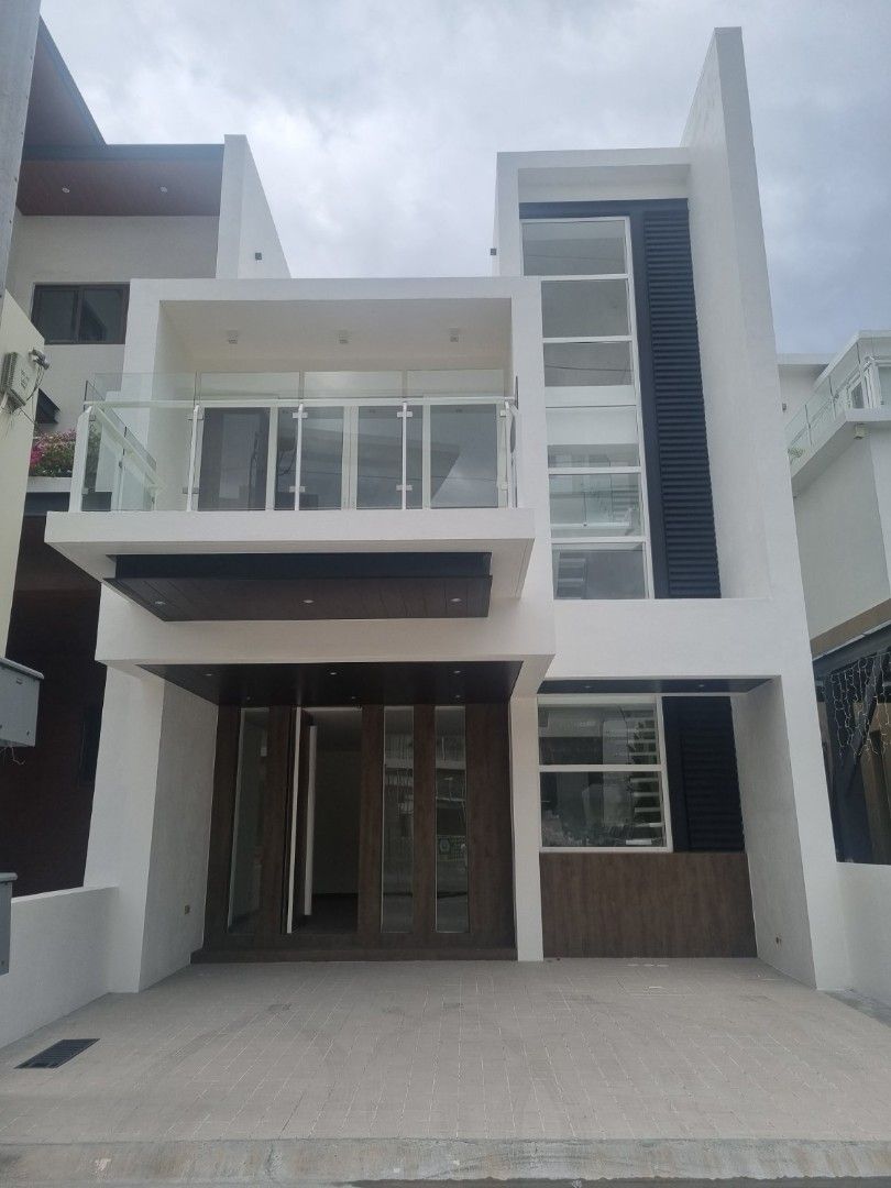 house and lot (Category: House & Lot) located in Bulacan. Submitted by ov21289 (Listing ID 1467677170, Image 1). Description: For Sale Brand new 3-STOREY ELISE STATEHOUSE ( single-attached) Location: M Residences Mahogany place 3, Acacia Estates Taguig City Lot area: 105sqm Floor area 220.14sqm 3 floors half deck Gf- 1br/maids room with cr 2nd flr - 3 Bedrooms 3rd flr- 1 Bedroom with half deck 2-3 carports Facing clubhouse /south Total: Php 38M S