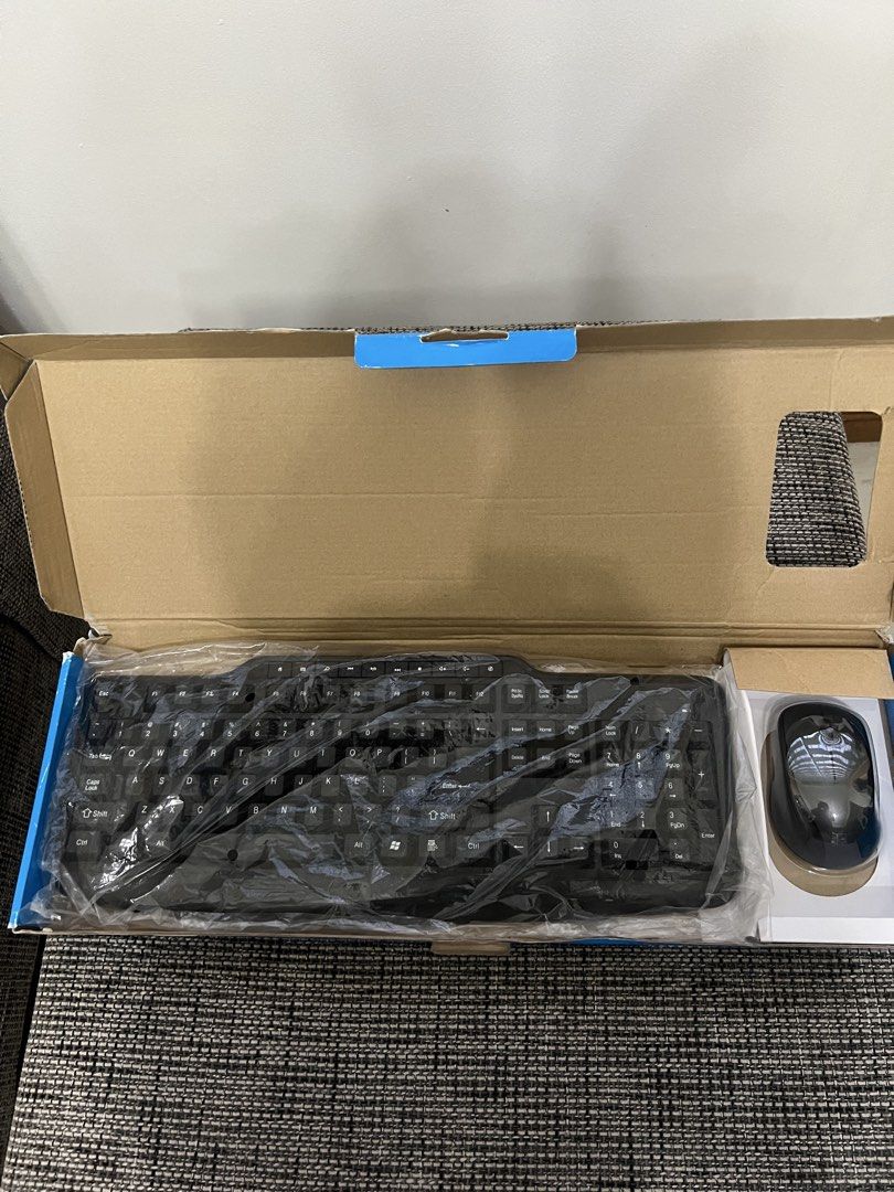 Hub Wireless Keyboard and Mouse Combo (Category: Other Gadgets) located in Cainta. Submitted by vrenaussiegoods (Listing ID 1467827410, Image 2). Description: .