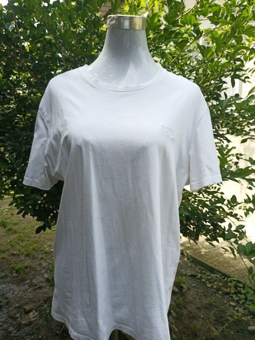Hugo boss (Category: Tshirts & Polo Shirts ) located in Manila. Submitted by mr.dodoublegg (Listing ID 1467694973, Image 1). Description: issues cut wash tag.