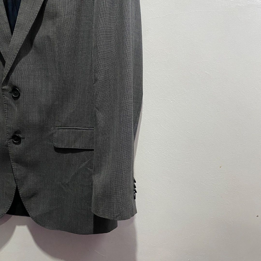 Hugo Boss Micro-patterned Blazer 48 (Category: Coats, Jackets and Outerwear) located in Antipolo. Submitted by bentakahitanoano (Listing ID 1467731101, Image 2). Description: Hugo Boss single-breasted jacket, featuring a charcoal gray micro-pattern, two-button front closure, classic notch lapels, and side flap pockets. It is precision-tailored from premium, fully traceable Italian virgin wool supplied by the historic Reda textile mill. Still in g