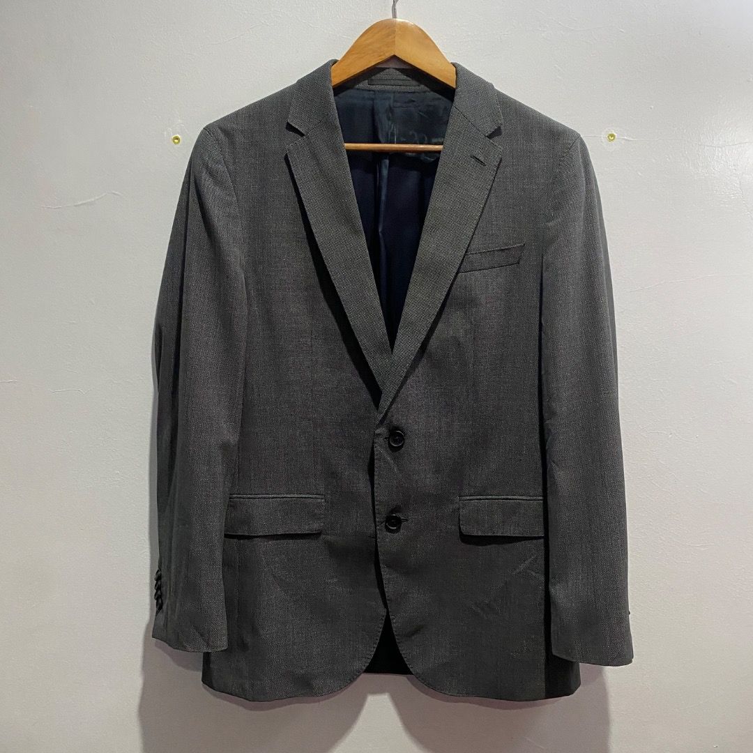 Hugo Boss Micro-patterned Blazer 48 (Category: Coats, Jackets and Outerwear) located in Antipolo. Submitted by bentakahitanoano (Listing ID 1467731101, Image 1). Description: Hugo Boss single-breasted jacket, featuring a charcoal gray micro-pattern, two-button front closure, classic notch lapels, and side flap pockets. It is precision-tailored from premium, fully traceable Italian virgin wool supplied by the historic Reda textile mill. Still in g