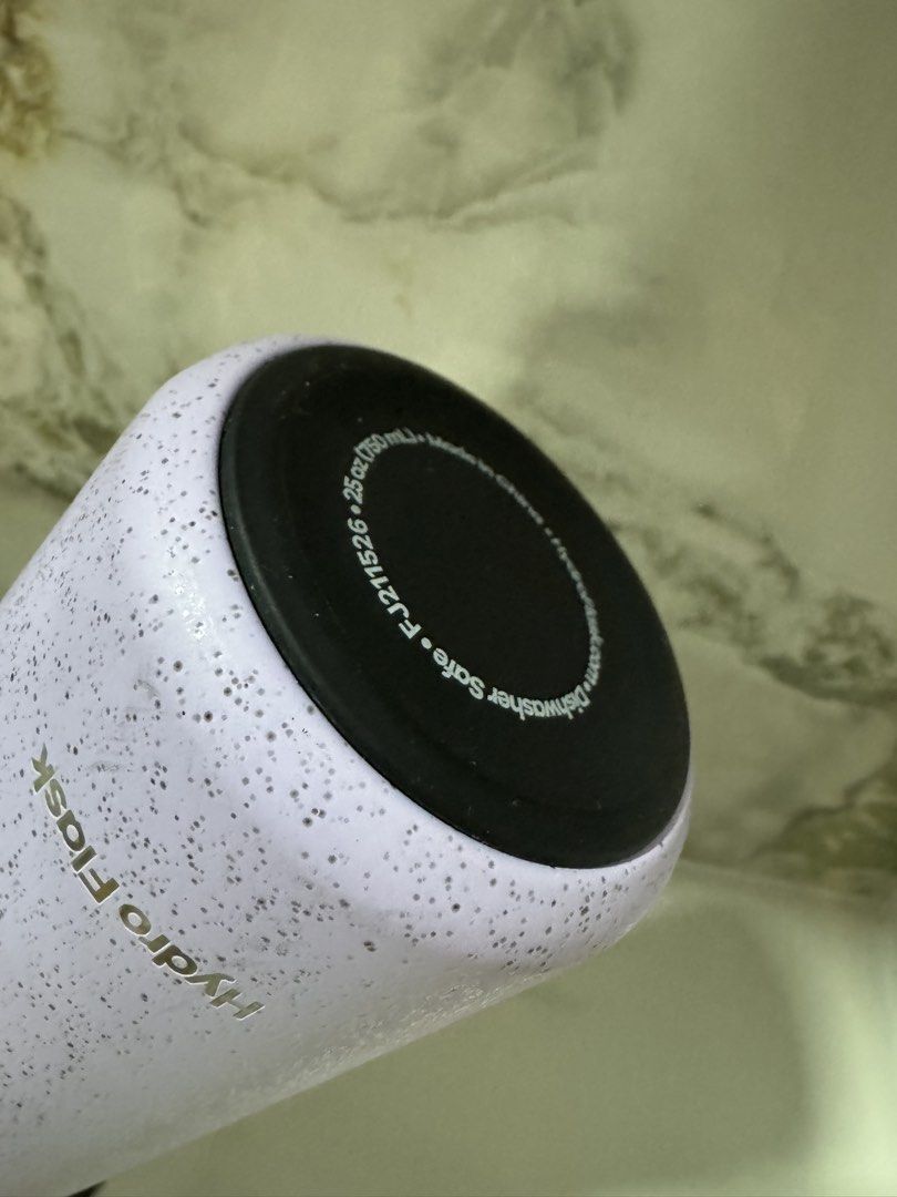 Hydro Flask 25 oz Hydration Bottle (Category: Water Bottles & Tumblers) located in Manila. Submitted by decluterthings888 (Listing ID 1467740170, Image 1). Description: - Capacity: 25 oz - Color: Light purple speckled finish with silver cap and logo - Protection: Includes black rubber base pad - Features: Dishwasher safe, keeps drinks hot or cold.