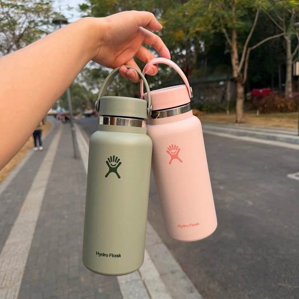 Hydroflask Tumbler 32oz (Category: Water Bottles & Tumblers) located in Quezon City. Submitted by coleen0 (Listing ID 1467658770, Image 3). Description: 100% MALL PULL OUT Inclusion: Box & Paper bag.