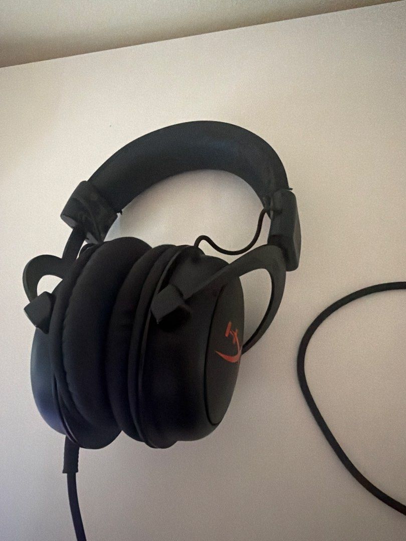 HyperX cloud II (Category: Headphones & Headsets) located in Singapore. Submitted by duckricee (Listing ID 1467609387, Image 1). Description: leather peeling abit earmuff fell out but can put back everything else ok.