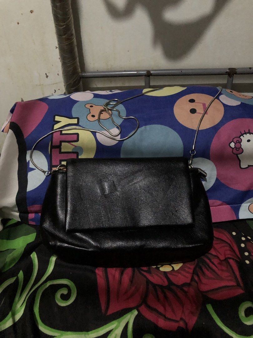 Imported Unique Design Black Sling Bag — Stainless Snake Chain Strap (Category: Tote Bags) located in San Juan, La Union. Submitted by declutteringog7 (Listing ID 1467633771, Image 2). Description: Imported, unique design, stainless snake chain — deserve higher price! ✨ 💰 Recommended Prices • ₱450 — Premium for truly unique find 💎 💡 Why higher? Imported design, stainless steel snake chain strap (hindi madaling kalawangin), sleek minimalist sty