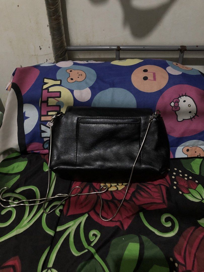 Imported Unique Design Black Sling Bag — Stainless Snake Chain Strap (Category: Tote Bags) located in San Juan, La Union. Submitted by declutteringog7 (Listing ID 1467633771, Image 1). Description: Imported, unique design, stainless snake chain — deserve higher price! ✨ 💰 Recommended Prices • ₱450 — Premium for truly unique find 💎 💡 Why higher? Imported design, stainless steel snake chain strap (hindi madaling kalawangin), sleek minimalist sty