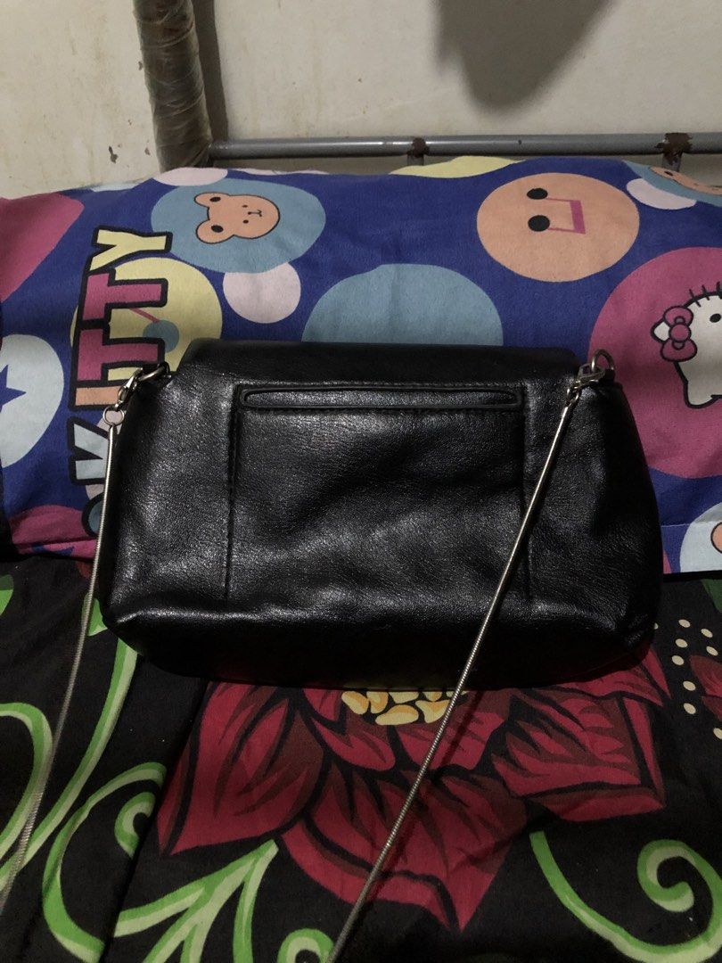 Imported Unique Design Black Sling Bag — Stainless Snake Chain Strap (Category: Tote Bags) located in San Juan, La Union. Submitted by declutteringog7 (Listing ID 1467633771, Image 3). Description: Imported, unique design, stainless snake chain — deserve higher price! ✨ 💰 Recommended Prices • ₱450 — Premium for truly unique find 💎 💡 Why higher? Imported design, stainless steel snake chain strap (hindi madaling kalawangin), sleek minimalist sty