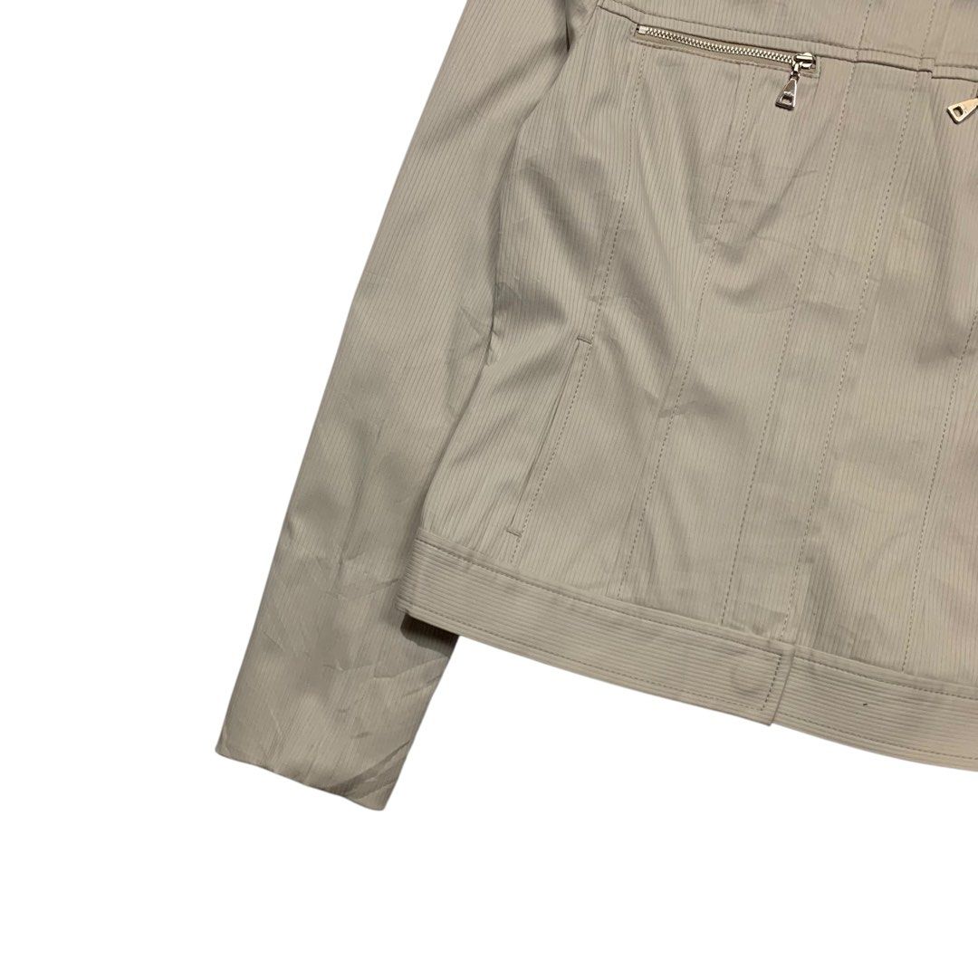 Ined Japan Zip-Up Jacket (Category: Coats, Jackets and Outerwear) located in Baguio. Submitted by thesecretshop_ph (Listing ID 1467729341, Image 2). Description: Size: 9 Lenght: 22” Width: 17” Issue: Needs Wash Fresh Loots.
