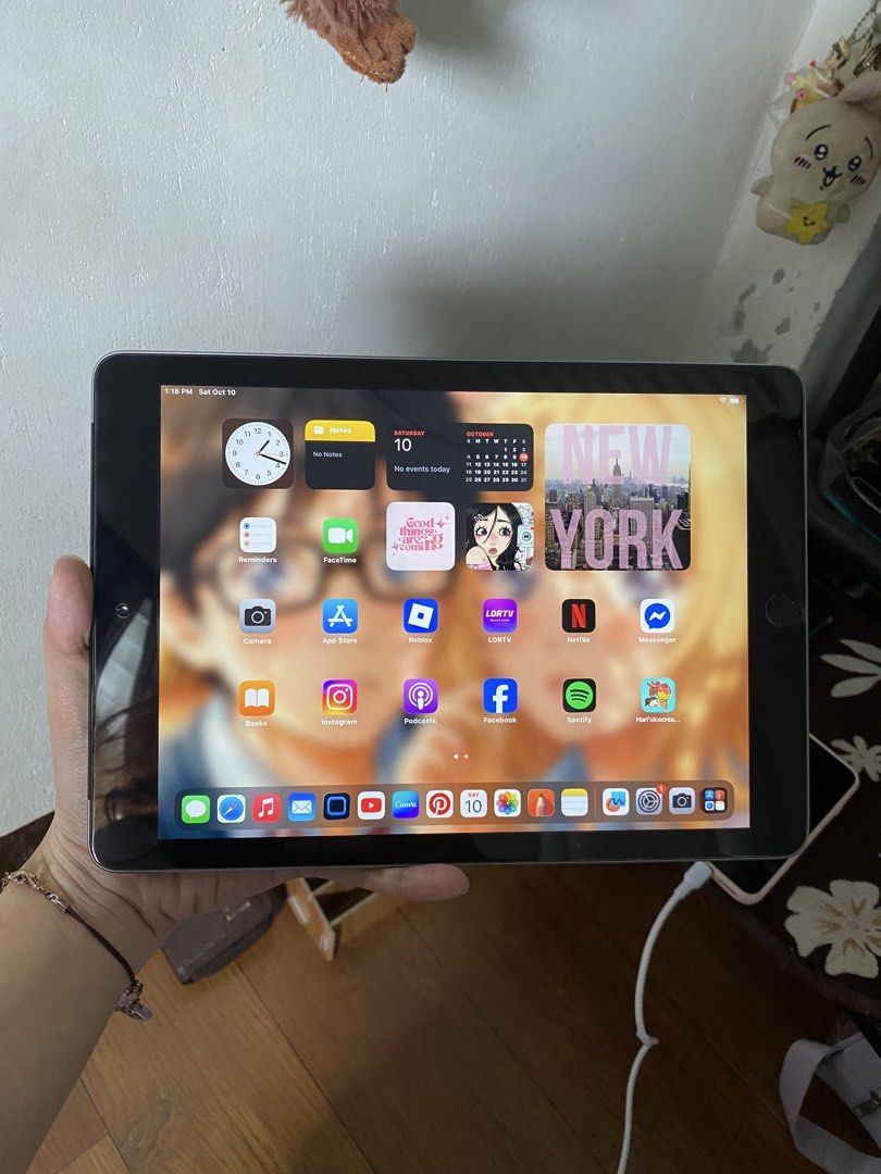 ipad 5th gen ios 16 all working no issue (Category: iPad) located in Manila. Submitted by siefel (Listing ID 1467718972, Image 2). Description: FS! ₱5500 only🪬 may bawas pa konti sure buyer!😊 (personal used)☺️ iPad 5th gen (iOS 16) 32gb ✔️9.7 inch ✔️anysim ✔️both cam ✔️homebutton & fingerprint ✔️safe to reser ✔️naka tempered na ✔️makunat batt ✔️live photos , darkmode , split screen 🍀ready to use, may apps na goods for schoolworks watching movi