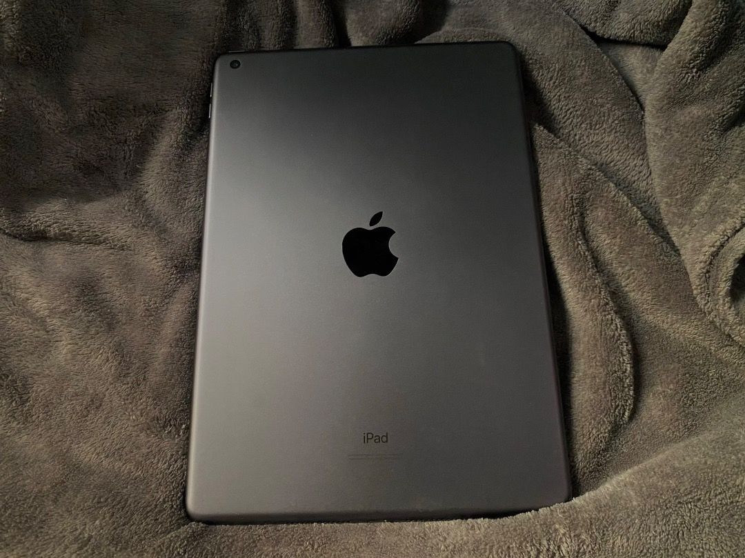 ipad 8th gen (Category: iPad) located in Taguig. Submitted by silverstar.xox (Listing ID 1467655462, Image 2). Description: 🎀 updated to 26.7.1 🎀 with free “freenotes premium app” for students 🎀 with free 2 cases 🎀 with tempered glasses 🎀 smooth gamitin 🎀 first owner / lady owner 🎀 no issue/dents at all 🎀 ready to use 🎀 orig all parts 🎀 working true tone 🎀 working camera back and front 🎀 working fingerprint/ touch ID 🎀 working speake