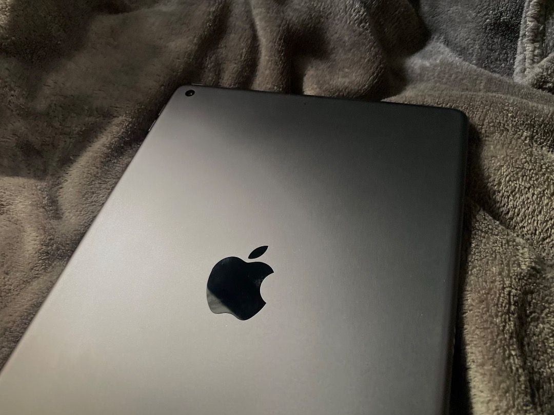 ipad 8th gen (Category: iPad) located in Taguig. Submitted by silverstar.xox (Listing ID 1467655462, Image 3). Description: 🎀 updated to 26.7.1 🎀 with free “freenotes premium app” for students 🎀 with free 2 cases 🎀 with tempered glasses 🎀 smooth gamitin 🎀 first owner / lady owner 🎀 no issue/dents at all 🎀 ready to use 🎀 orig all parts 🎀 working true tone 🎀 working camera back and front 🎀 working fingerprint/ touch ID 🎀 working speake