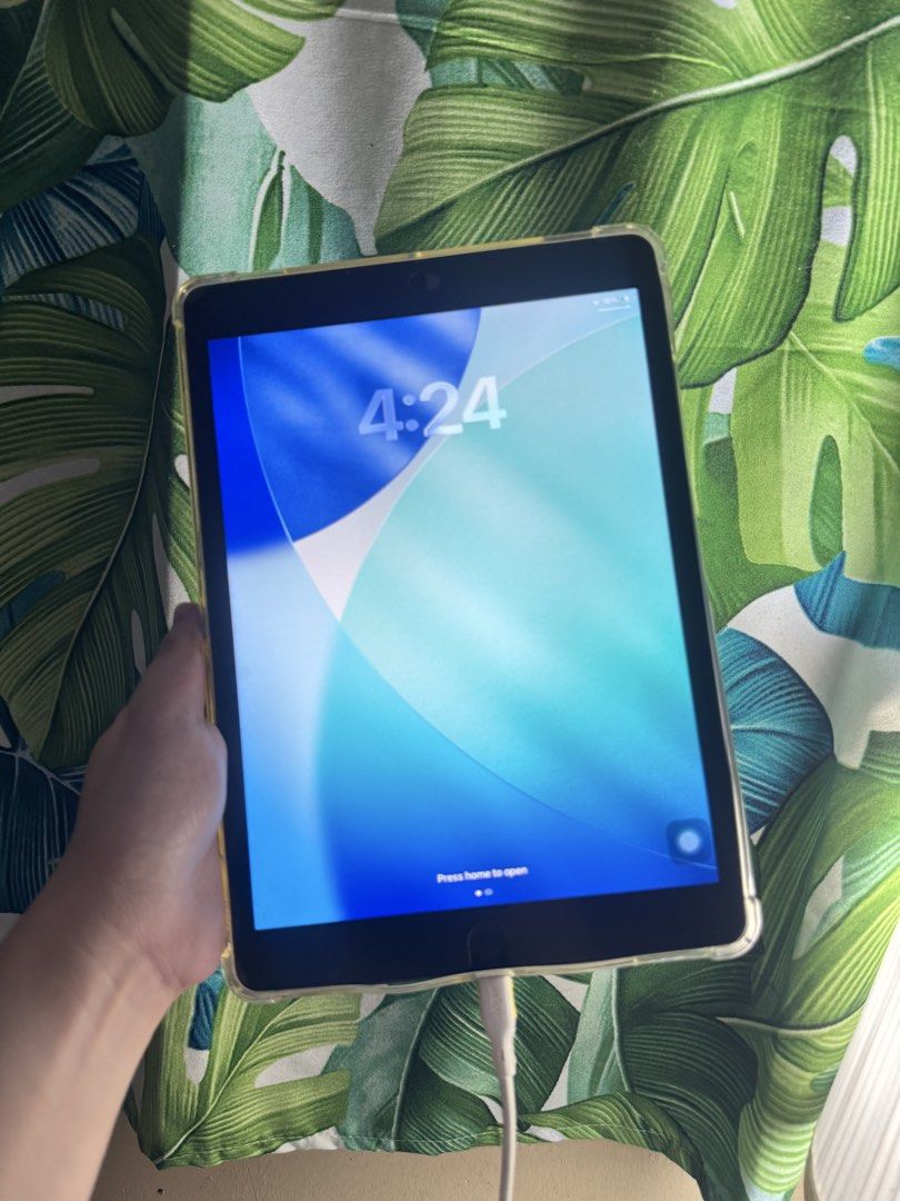 Ipad 9th Gen 64Gb (Category: iPad) located in Antipolo. Submitted by nathalietr08 (Listing ID 1467609971, Image 3). Description: RUSH Ipad 9th Gen 64Gb Wi-Fi - True tone and touch Id working - With box - IOS 27.0.1 Latest Version - With clear case and matte screen protector loc: Antipolo simbahan.