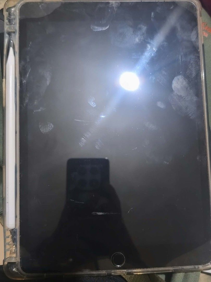 Ipad 9th Gen Apple 256 GB (Category: iPad) located in Quezon City. Submitted by tiny_bean (Listing ID 1467741650, Image 1). Description: - good condition - no issue - with case - pls wag po baratin.