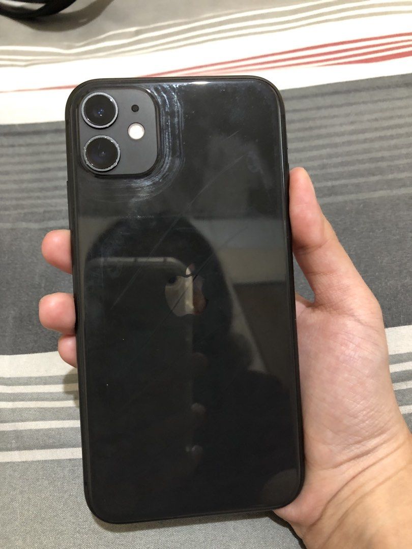 iphone 11 (Category: iPhone 11 Series) located in Manila. Submitted by izukuchan_808 (Listing ID 1467753964, Image 1). Description: wts iphone 11 128 gb no sim restrictions 80% bh orig all parts are original never been replaced/ opened may green spot lang na dalawa pag black bg lang and small lang (due to masikip na case) 9k 📍pasay.