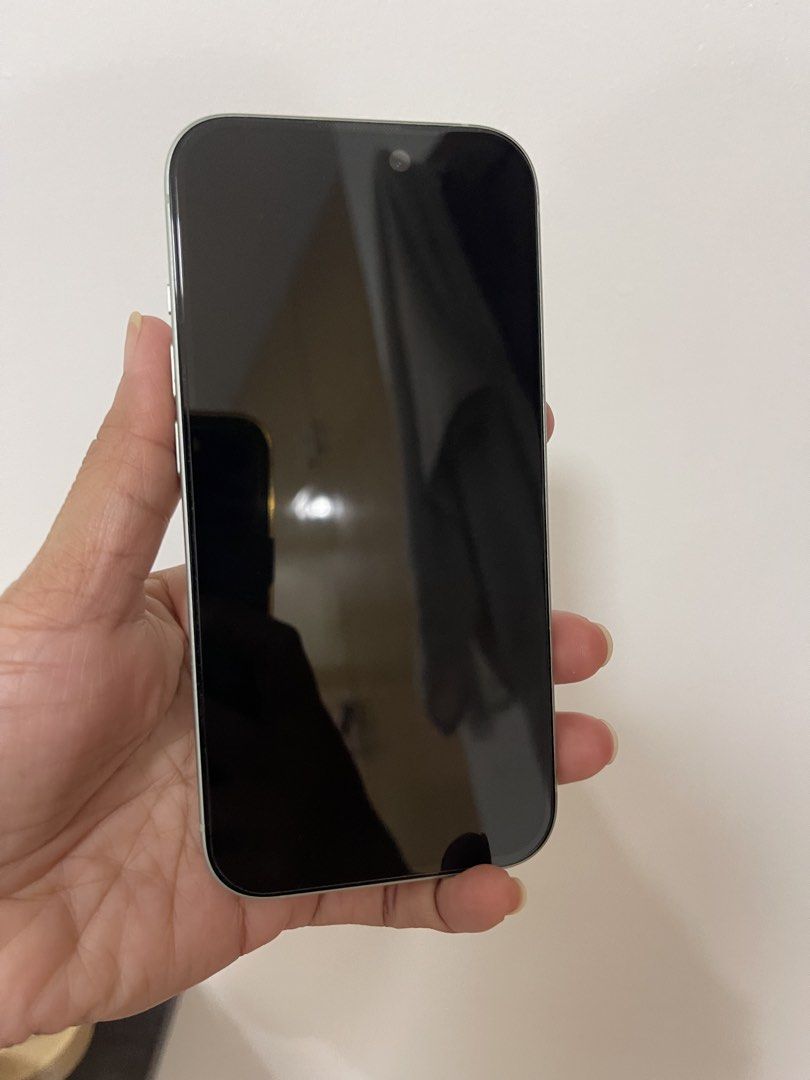 iPhone 15 - 256GB (Category: iPhone 15 Series) located in Makati City. Submitted by cheffy_28 (Listing ID 1467615836, Image 1). Description: ✨ Model: iPhone 15 💾 Storage: 256GB 📸 Camera: 48MP Main Camera 🖥️ Display: 6.1-inch Super Retina XDR OLED 🔌 Charging: USB-C 🔐 Security: Face ID 🎨 Color: Green 🔋 Battery Health: Normal 📦 Condition: Best condition, well handed. 🎁 Inclusions: typeC charger Selling my iPhone 15 256GB! Great storage capa