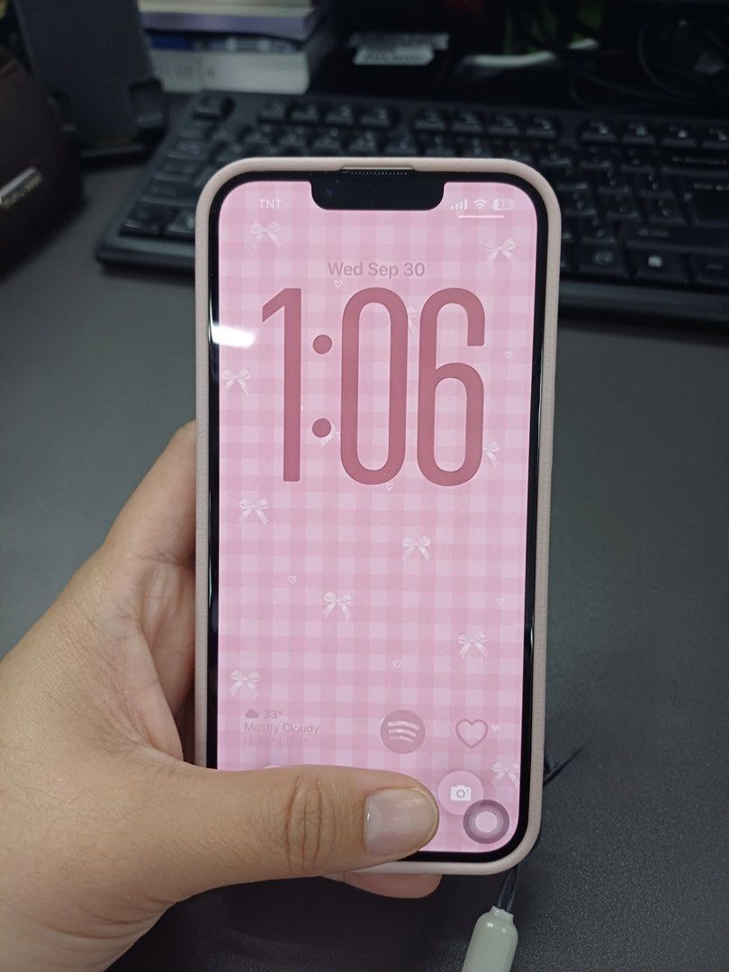 Iphone 16e 128gb | Smartlocked (Category: Cases & Sleeves) located in Quezon City. Submitted by xoxosunny (Listing ID 1467651604, Image 1). Description: FOR SALE: iPhone 16e 128GB White | 100% BH | Pristine 💰 Price: ₱20,000 Selling my Apple iPhone 16e 128GB in White 🤍 ✨ Unit Details: * Model: iPhone 16e * Storage: 128GB * Color: White * Battery Health: 100% * Cycle Count: 47 * Condition: Pristine * Under Warranty: August 2027 * Network: Smart-l