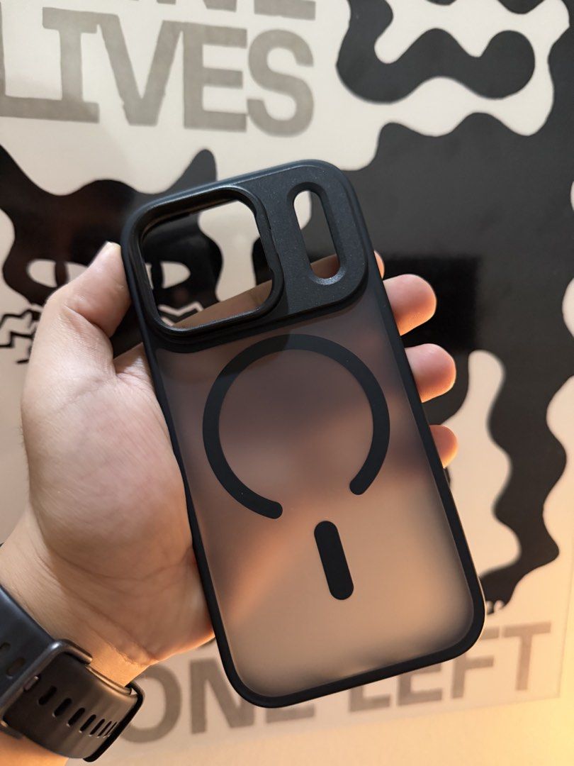 iPhone 17 Pro Case Xundd (Category: Cases & Sleeves) located in Bulacan. Submitted by eomma12 (Listing ID 1467645573, Image 3). Description: Xundd original case With issue but nagsasara yan , inopen ko lang para makita ang issue 8/10 conditions Pick up .