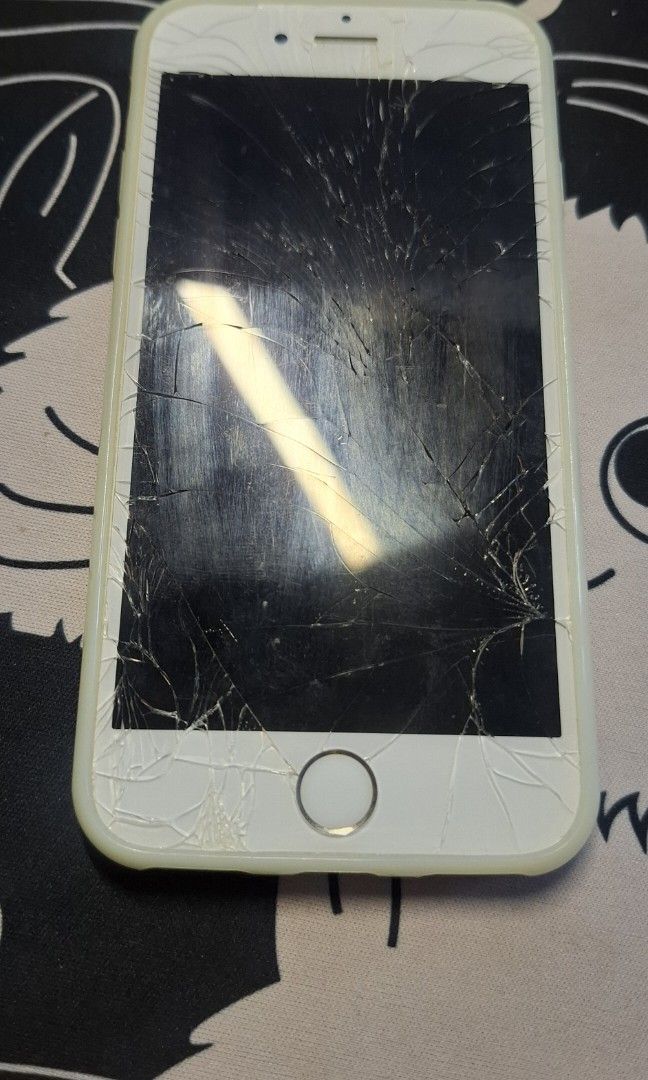 ‼️Iphone 6s Broken LCD‼️ (Category: iPhone 6 Series) located in Muntinlupa City. Submitted by rowell.roa3 (Listing ID 1467705766, Image 3). Description: for LCD replacements.