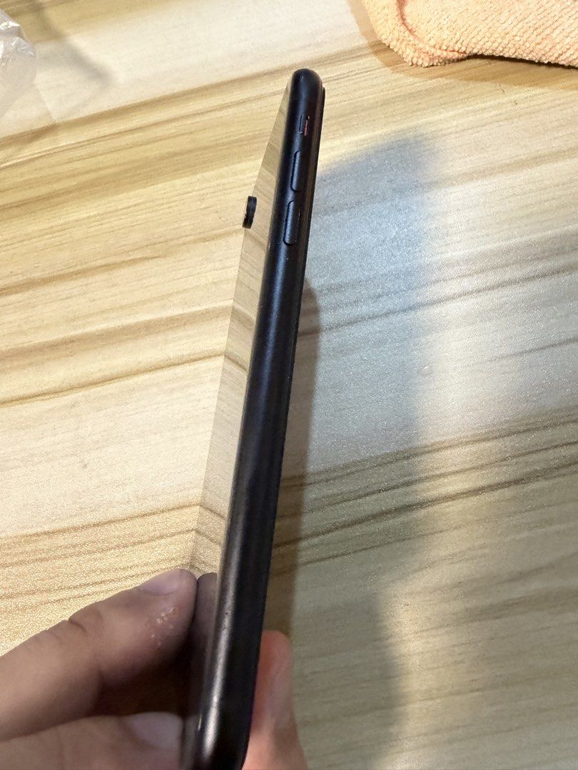 Iphone Xr 64 (Category: iPhone X Series) located in Quezon City. Submitted by jansingko05 (Listing ID 1467713828, Image 3). Description: - Brand/Model: Apple iPhone XR -unit only - Storage Capacity: 64GB - Color: Black - Condition: Good pre-owned condition -australian variant -openline -true tone and face id working -all original parts -no history of repairs -78% bh Overall still presentable For sale only Pick up only .