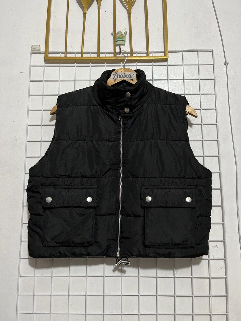 Iris Black Cropped Puffer Vest Size L (Category: Coats, Jackets and Outerwear) located in Pagsanjan. Submitted by zhairaaaaa (Listing ID 1467745978, Image 3). Description: - Brand/Model: Iris black puffer vest - Size: L - Closure: Zip-up front with snap buttons and a high collar - Pockets: Two front utility pockets with metal snap closures - Design: Classic quilted pattern throughout , cropped puffy style. - Condition: Clean inside and out, perfe