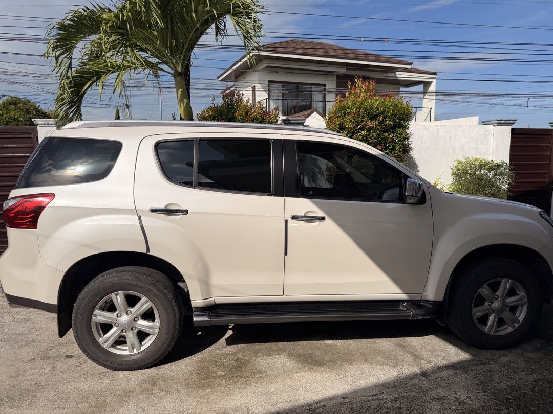 Isuzu Mu-X (Category: Used Cars) located in Makati City. Submitted by raiinnn. (Listing ID 1467627139, Image 2). Description: FOR SALE: 2016 ISUZU MU-X LS-A 3.0L Vehicle Details: Year Model: 2016 Model: MU-X LS-A 3.0L (Top-of-the-Line) Transmission: Automatic Mileage: 130k+ Color: Pearl First Owner LTO/HPG Verified No Issues Complete Documents Price: ₱700,000 negotiable For inquiries please send me a private message..