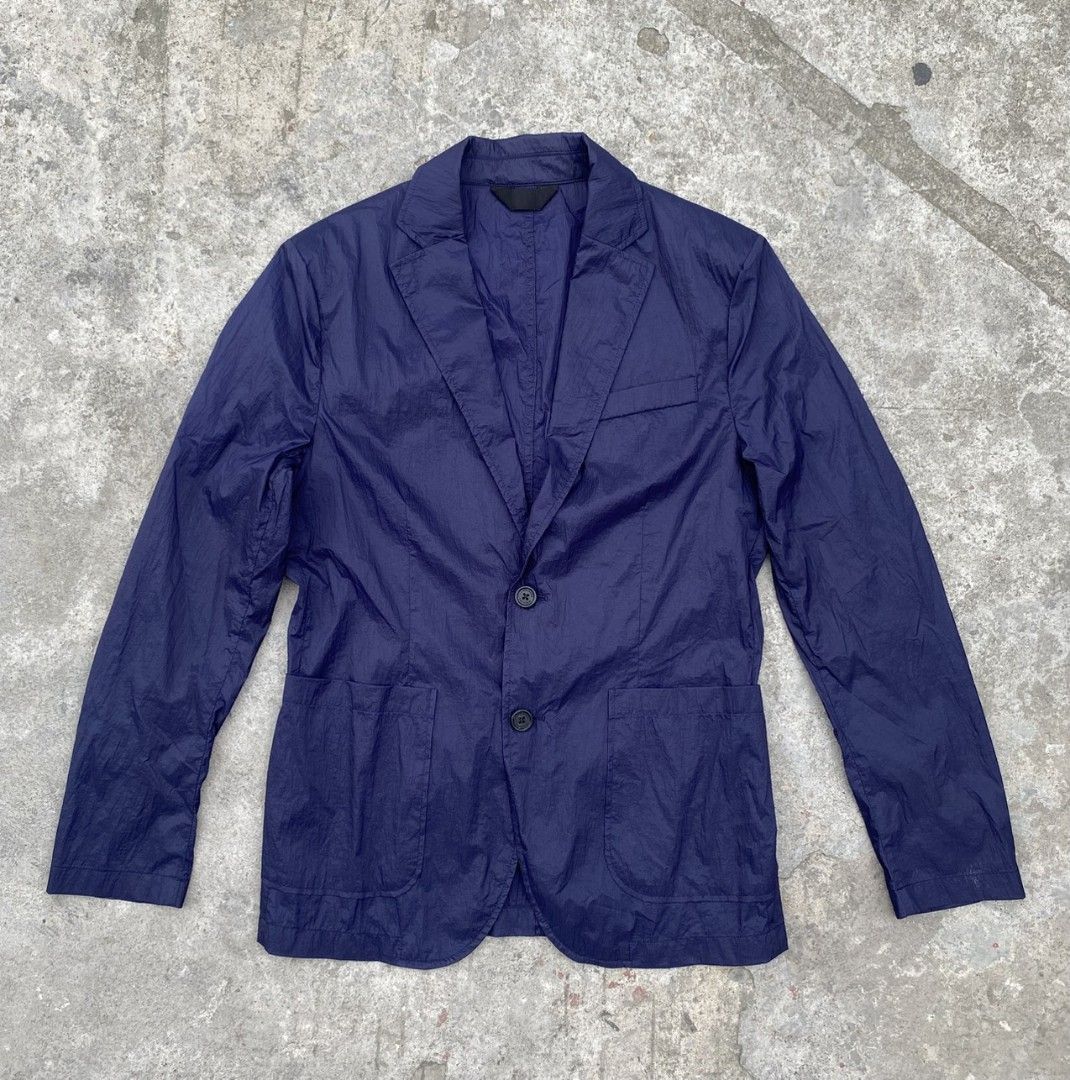 J. LINDEBERG GOLF BLAZER (Category: Coats, Jackets and Outerwear) located in Manila. Submitted by lunaras_declutter (Listing ID 1467719172, Image 1). Description: SMALL NYLON GOOD AS NEW 10 COLOR RATE WATEE PROOF.